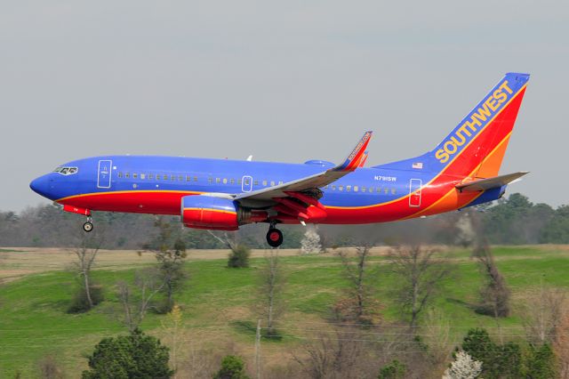 Boeing 737-700 (N791SW) - Runway 24 arrival 