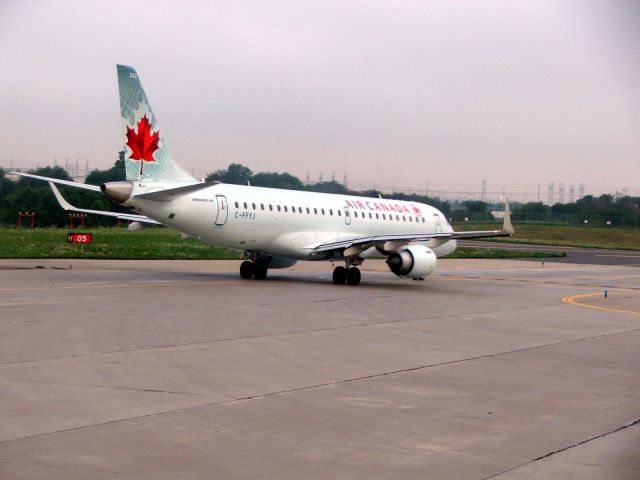 Embraer ERJ-190 (C-FFYJ)