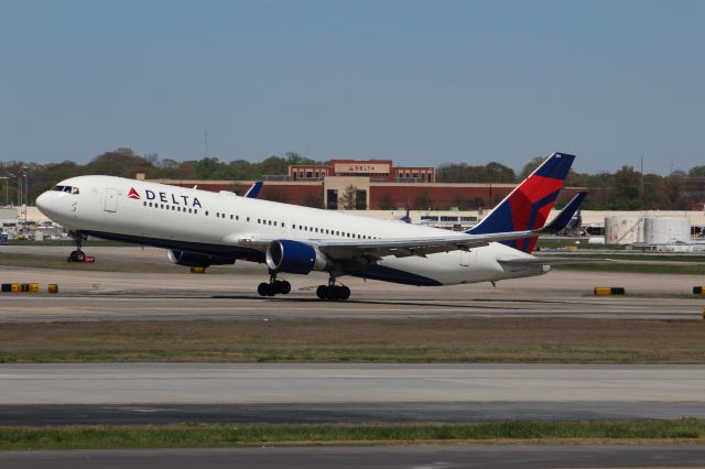 BOEING 767-300 (N189DN)