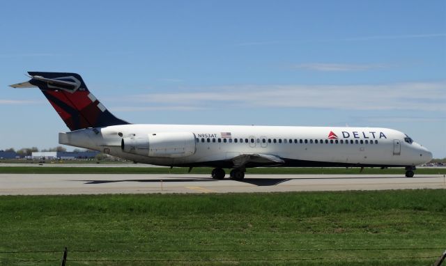 Boeing 717-200 (N953AT) - Delta 717 taxiing on J to runway 23