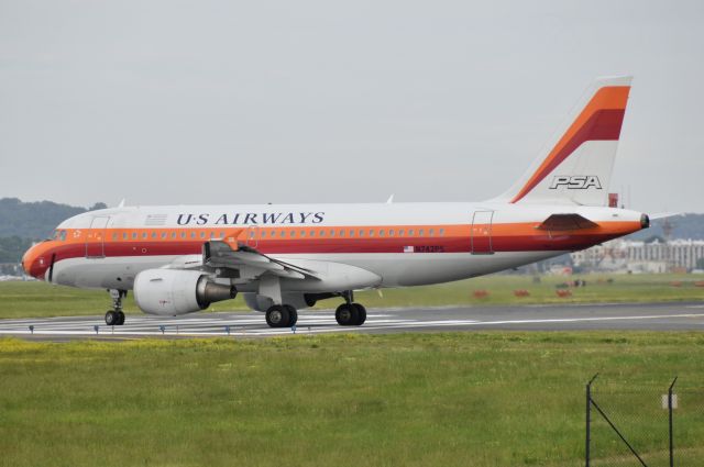 Airbus A319 (N742PS) - Seen at KDCA on 5/24/2009.