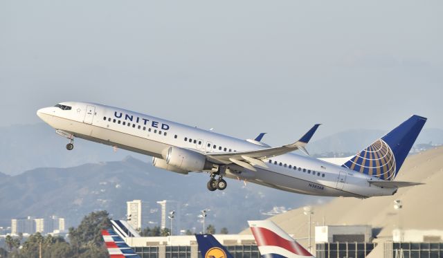 Boeing 737-800 (N38268) - Departing LAX