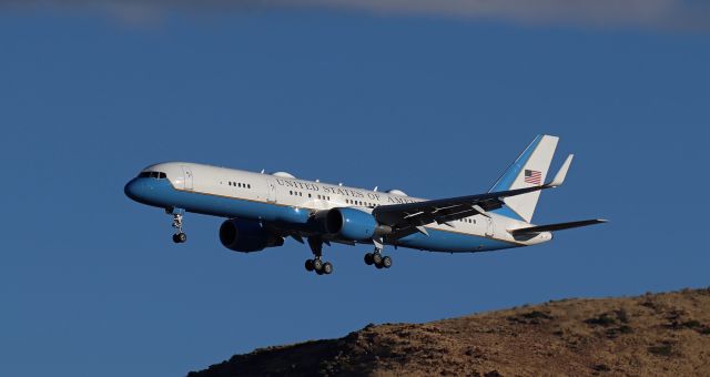 99-0004 — - A USAF Boeing C-32, operating as Air Force Two with current VPOTUS K. Harris aboard,  comes past Rattlesnake Mountain on s/final to RNO's Runway 35R.