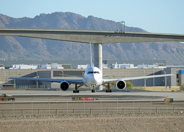 BOEING 767-300 (N580HA)
