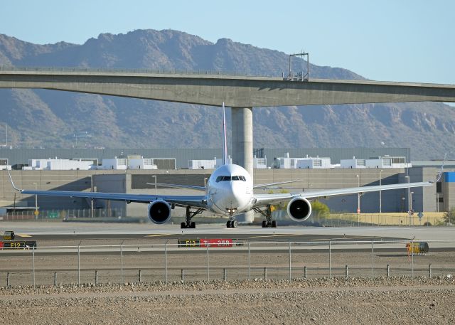 BOEING 767-300 (N580HA)