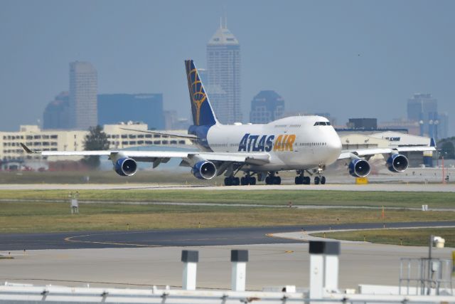 Boeing 747-400 (N480MC)