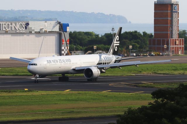 BOEING 777-300 (ZK-OKS)