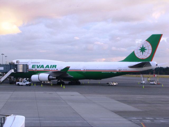 Boeing 747-400 (B-16412)