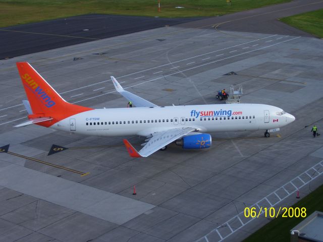 Boeing 737-800 (C-FTDW)