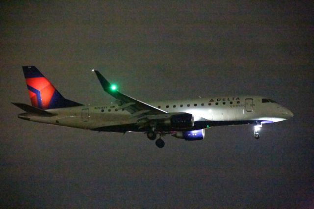 EMBRAER 175 (long wing) (N264SY)