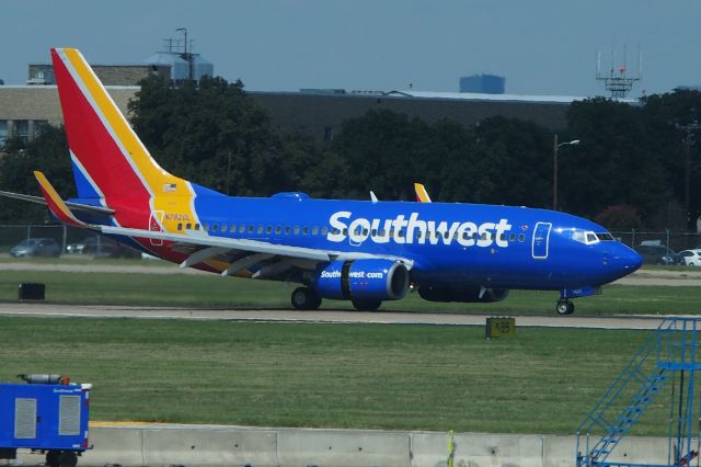 Boeing 737-700 (N7820L)