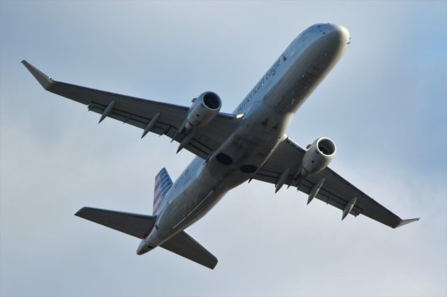 Embraer 175 (N415YX)