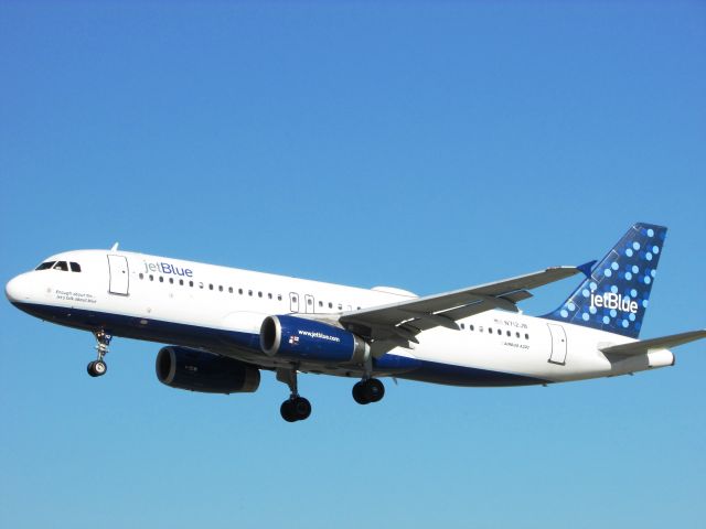 Airbus A320 (N712JB) - Landing on RWY 30