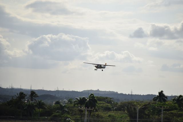 Cessna Commuter (HI245) - BEAUTIFUL C150 LANDING BY THE RWY 11 MDST ... C150 SCHOOL OF PRIVATE AVIATION ZOHERGA