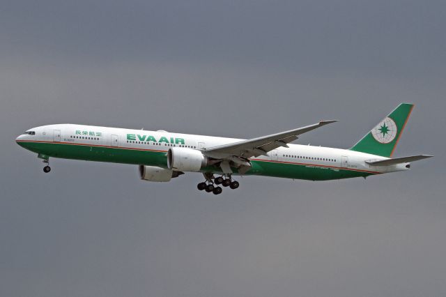 BOEING 777-300 (B-16717)