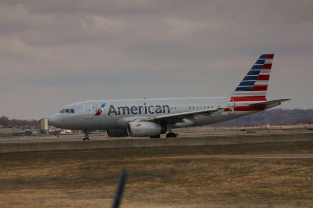 Airbus A319 (N829AW) - American A319 taxing out on W