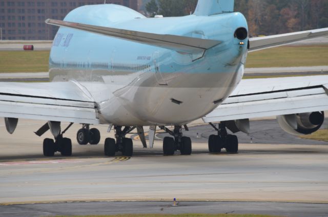 Boeing 747-200 (HL7490) - KAL Boeing 744 turning into position to hold on Runway 9L on a cloudy day in Atlanta.