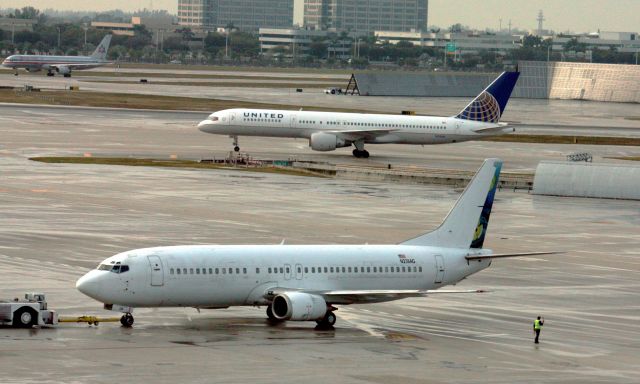 BOEING 737-400 (N238AG)