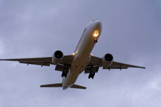 BOEING 777-300ER (9V-SWH)