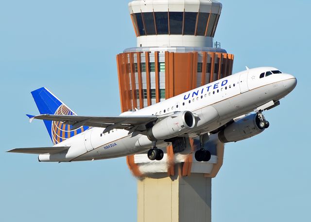 Airbus A319 (N942UA)