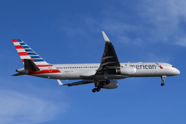 Boeing 757-200 (N185AN)