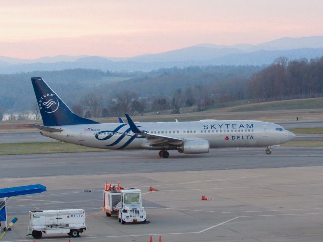 Boeing 737-800 (N3765) - Sky team Livery