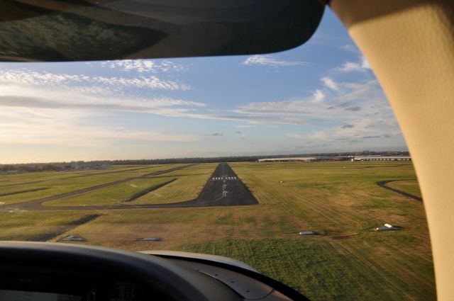 Cirrus SR-22 (VH-SGS) - Final, 35R YMMB - Moorabbin Airport, Victoria, Australia