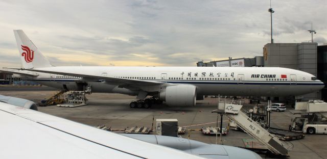 BOEING 777-300 (B-2038)