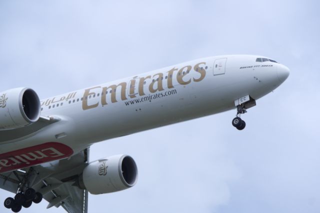 BOEING 777-300 (A6-ECC)