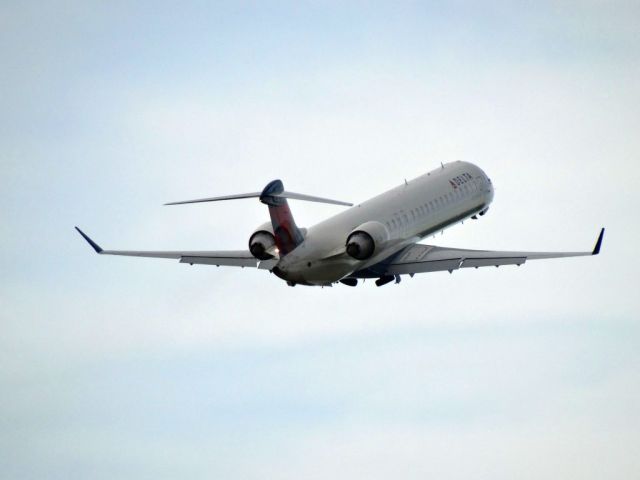 Canadair Regional Jet CRJ-900 (N272PQ)