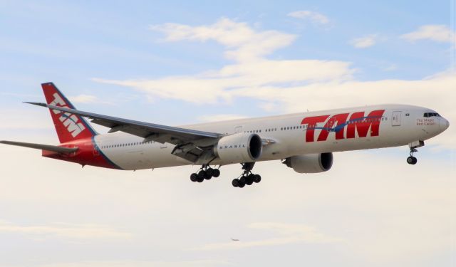 BOEING 777-300 (PT-MUA)