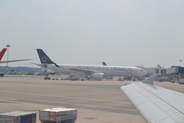 Boeing 777-200 —