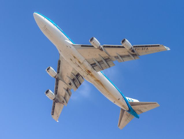 Boeing 747-400 (PH-BFA) - KLM blasts off runway 24L and directly overhead as we stand on Dockweiler Beach...