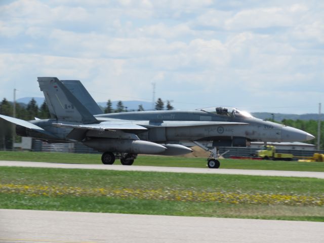 McDonnell Douglas FA-18 Hornet (18-8760)