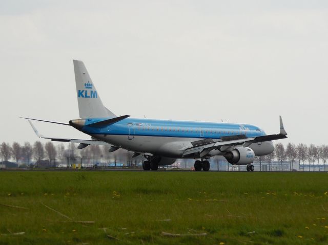 Embraer ERJ-190 (PH-EZY)