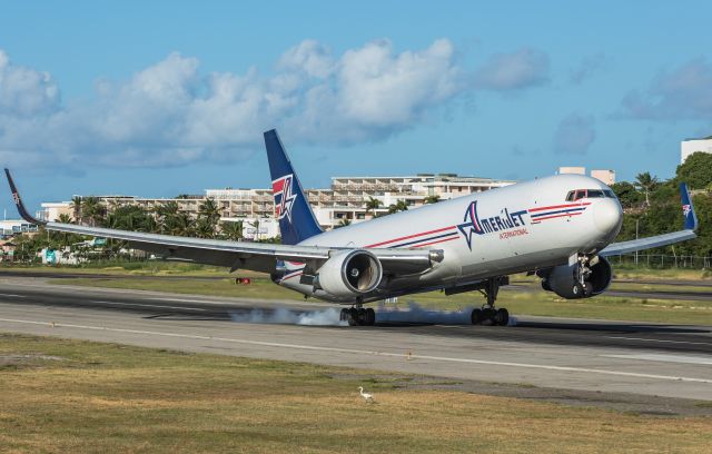 BOEING 767-300 (N432AX)