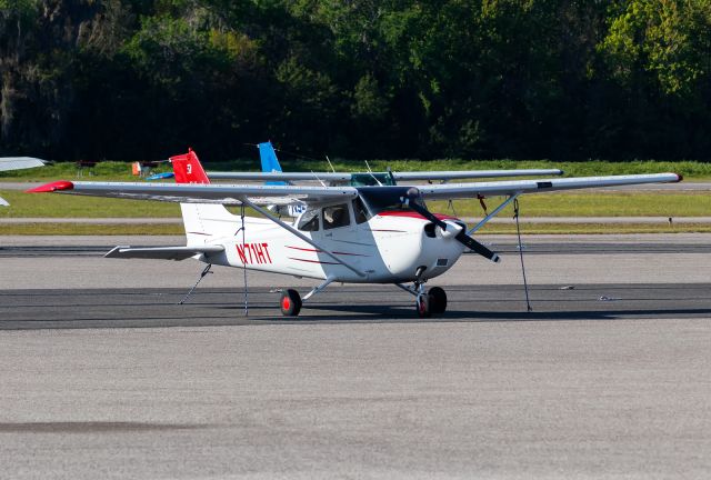 Cessna Skyhawk (N71HT)