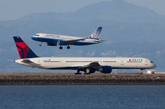 BOEING 757-300 (N592NW)