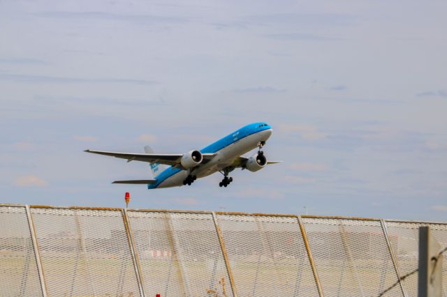 Boeing 737-800 (PH-BGC) - Taken from Kaagbaan, AMS