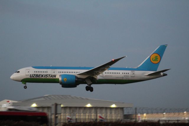 Boeing 787-8 (UK-78703) - An Uzbekistan Airways B787-8 on final approach into LHR, landing on runway 27L.br /br /Location: Great South-West Road.br /Date: 20.12.22 (dd/mm/yy)