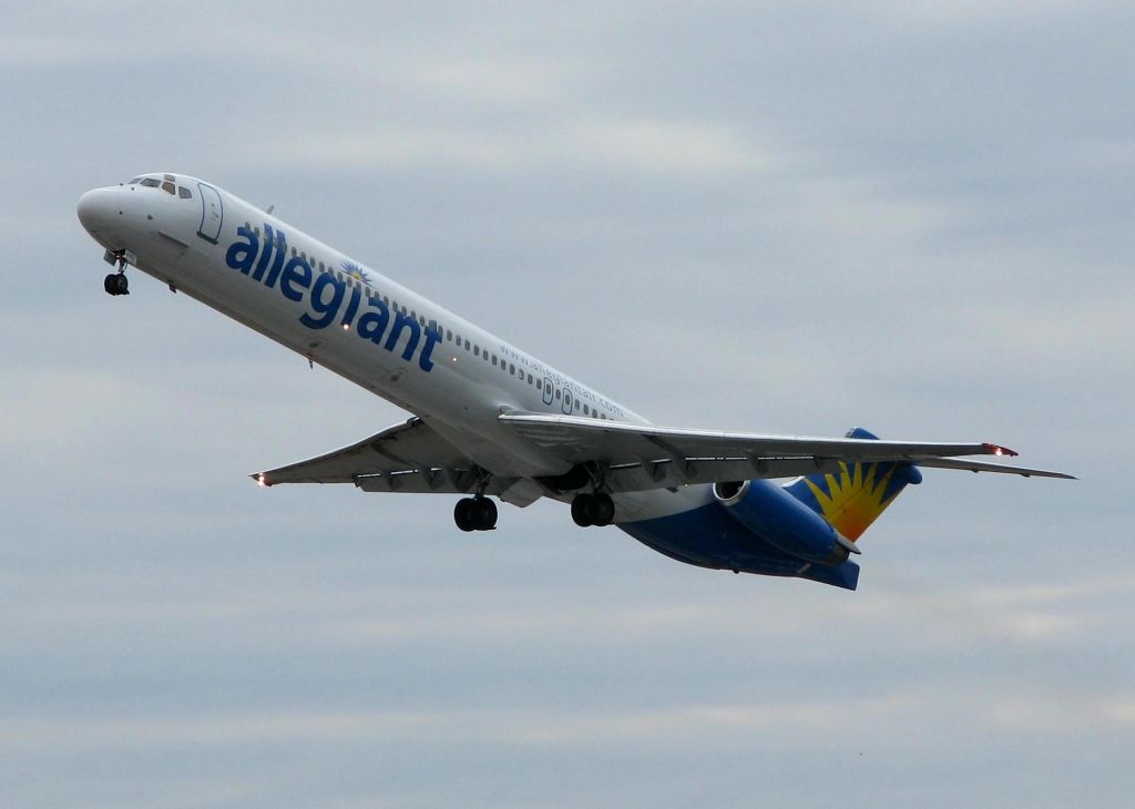 McDonnell Douglas MD-83 (N410NV) - Lifting off of runway 05 at the Shreveport Regional Airport heading for Las Vegas.