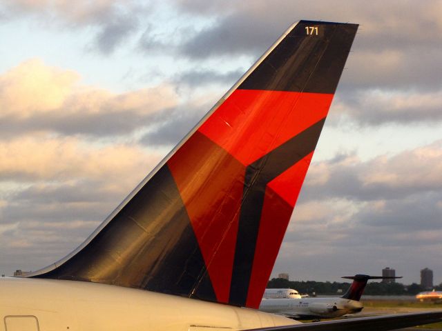 BOEING 767-300 (N171DN)