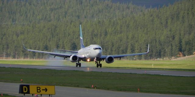 Boeing 737-700 (C-GWJG)