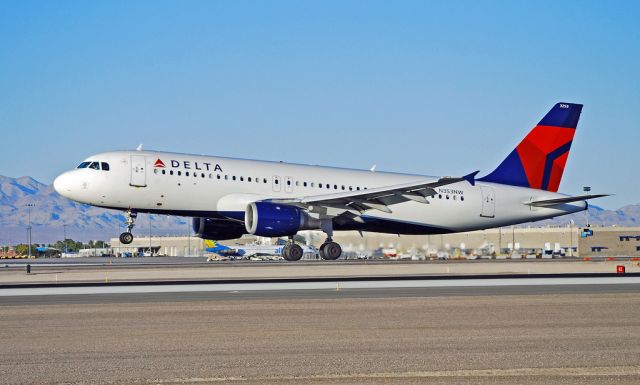 Airbus A320 (N353NW) - Delta Air Lines Airbus A320-212 N353NW / 3253 (cn 786)  Las Vegas - McCarran International (LAS / KLAS) USA - Nevada, November 9, 2010 Photo: Tomás Del Coro