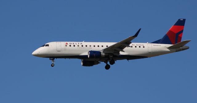 Embraer ERJ 175 (N218JQ) - On final is this 2007 Delta Connection Embraer ERJ-175LR in the Winter of 2020.