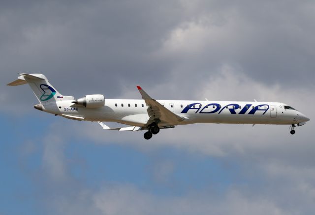 Canadair Regional Jet CRJ-900 (S5-AAU)