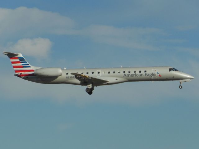 Embraer ERJ-145 (N939AE) - American Eagle/Envoy Air (AA/MQ) N939AE ERJ-145 LR [cn145234]br /Dallas Fort Worth (DFW). American Eagle/Envoy Air flight AA/MQ 2904 arriving from Cincinnati Northern Kentucky (CVG). br /Taken from Founders Plaza Observation Area, North Airfield Drivebr /2013 11 28  a rel=nofollow href=http://alphayankee.smugmug.com/Airlines-and-Airliners-Portfolio/Airlines/AmericasAirlines/American-Eagle-AAAXCPENEVMQOHOOYVYXZWhttps://alphayankee.smugmug.com/Airlines-and-Airliners-Portfolio/Airlines/AmericasAirlines/American-Eagle-AAAXCPENEVMQOHOOYVYXZW/a