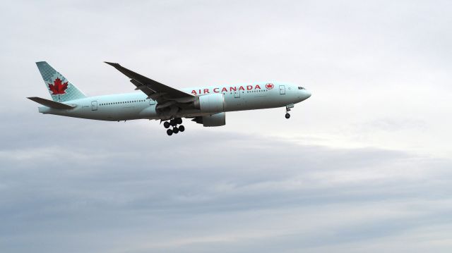 BOEING 777-200LR (C-FIUA)