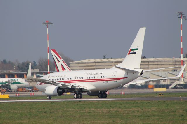 Boeing 737-700 (A6-HRS)