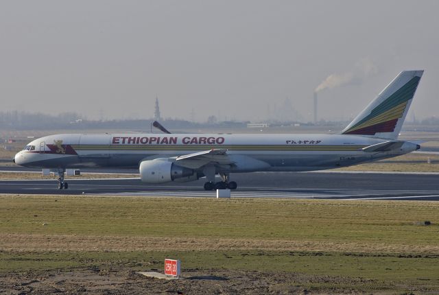 Boeing 757-200 (ET-AJS) - Ethiopian Airlines Cargo - Boeing 757-260(PF) C/N 24845/300 - ET-AJS - Take-off from Runway 20 at Brussels - 2005-Jan-16.